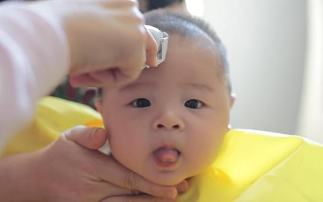 妈妈发烧就不能给宝宝喂母乳,妈妈发烧还能喂母乳吗