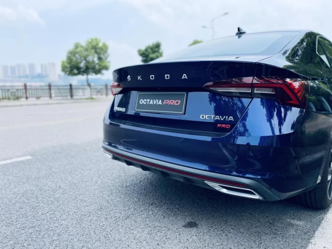 斯柯达明锐pro豪华版视频驾驶感受,斯柯达明锐pro对比朗逸应该怎么选