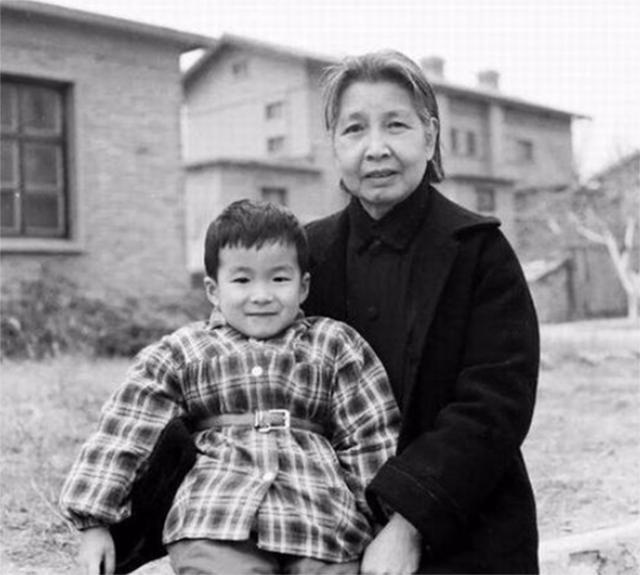 陶斯亮问母亲曾志：大哥的父亲是谁？曾：长得和夏明震一个样子