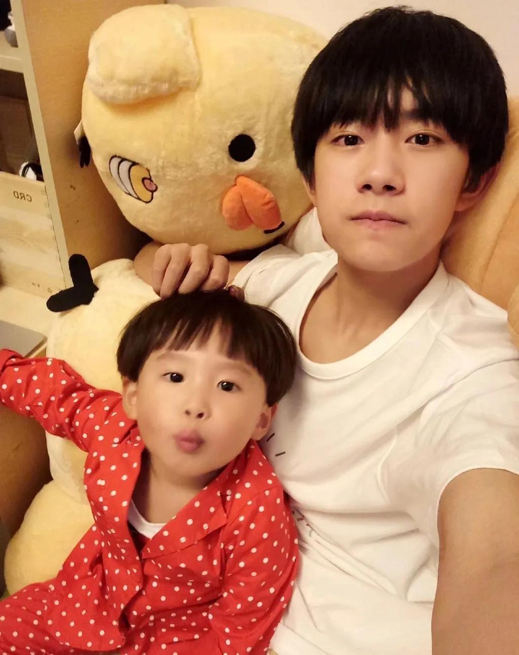 易烊千玺买权志龙同款鞋,易烊千玺助理权志龙鞋