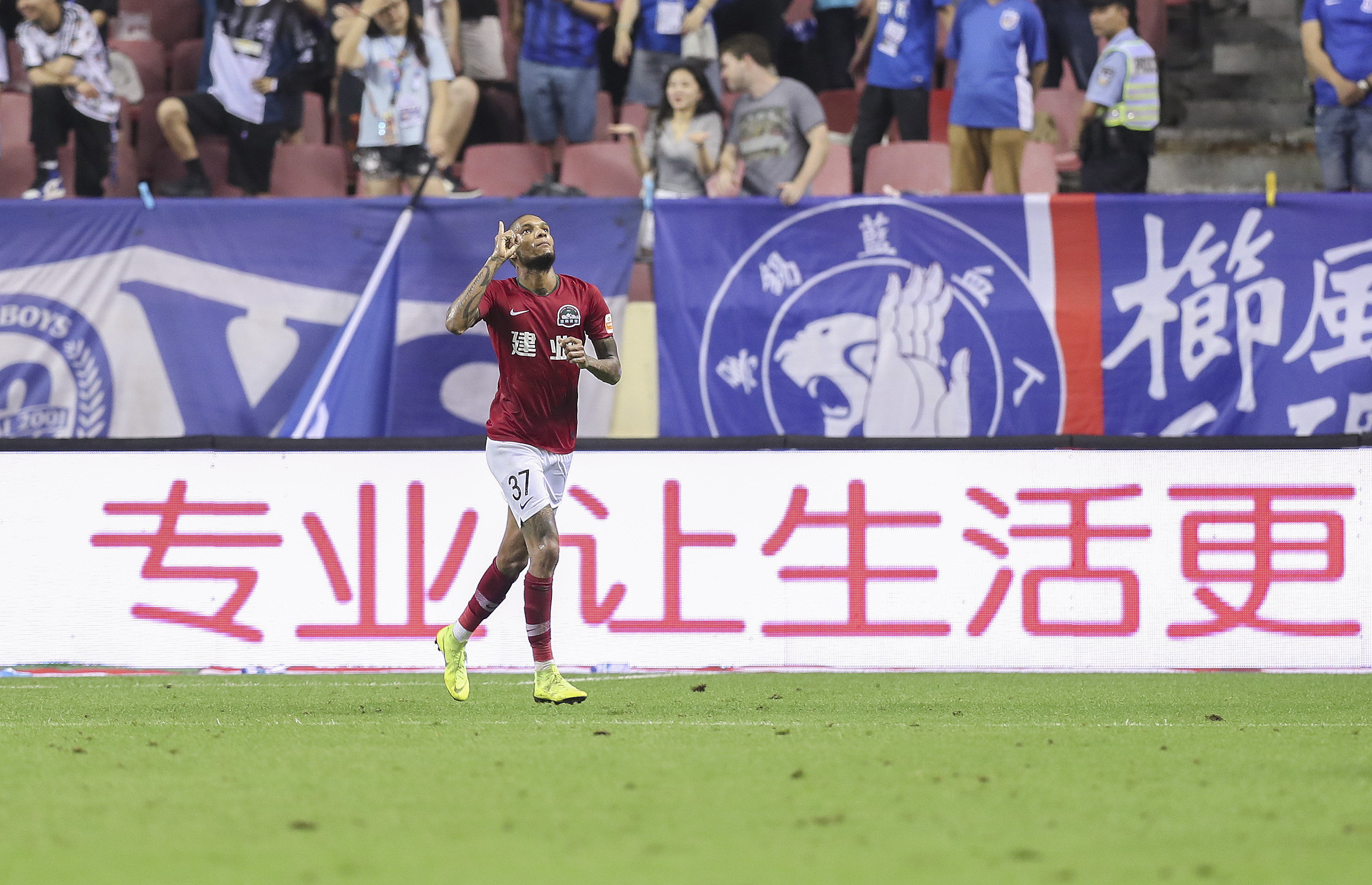 面对犯规这名裁判选择了转身背对事发地！中超何时才能公平竞赛