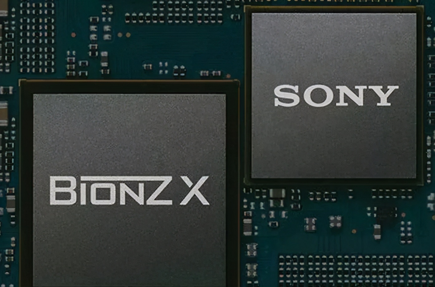 微单与入门级单反怎么选,尼康单反大三元和微单大三元