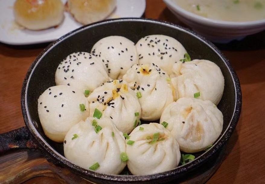 上海排名第一的生煎店，开了89年，10个包子39元，游客慕名来吃
