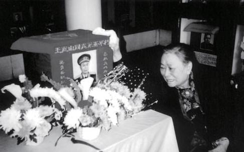 “疯子”将军王近山，因婚姻悲剧被开除*党**籍，与妻子老死不相往来