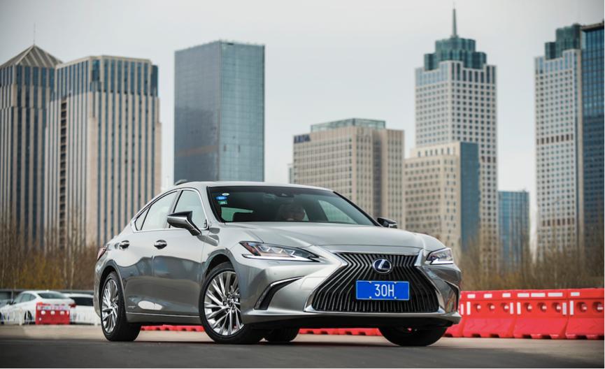 雷克萨斯es300h对比奔驰e,雷克萨斯es300h和奔驰e级