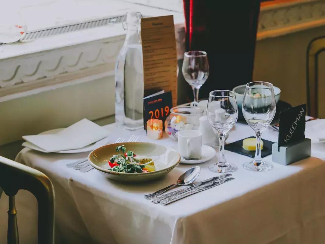 高端矿泉水对比纯净水哪家好,真正的高端矿泉水