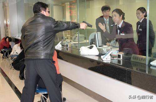 在银行取钱被持刀抢劫了能判几年,客户在银行被抢劫银行什么责任