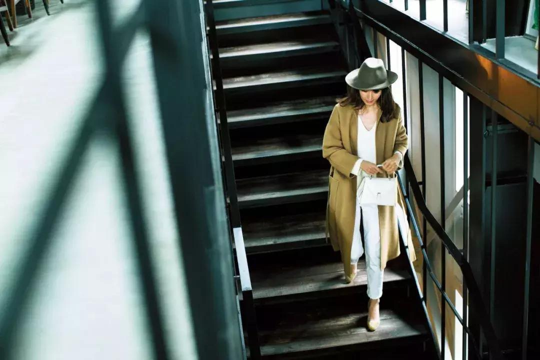 姑娘，你穿彩色大衣真好看！