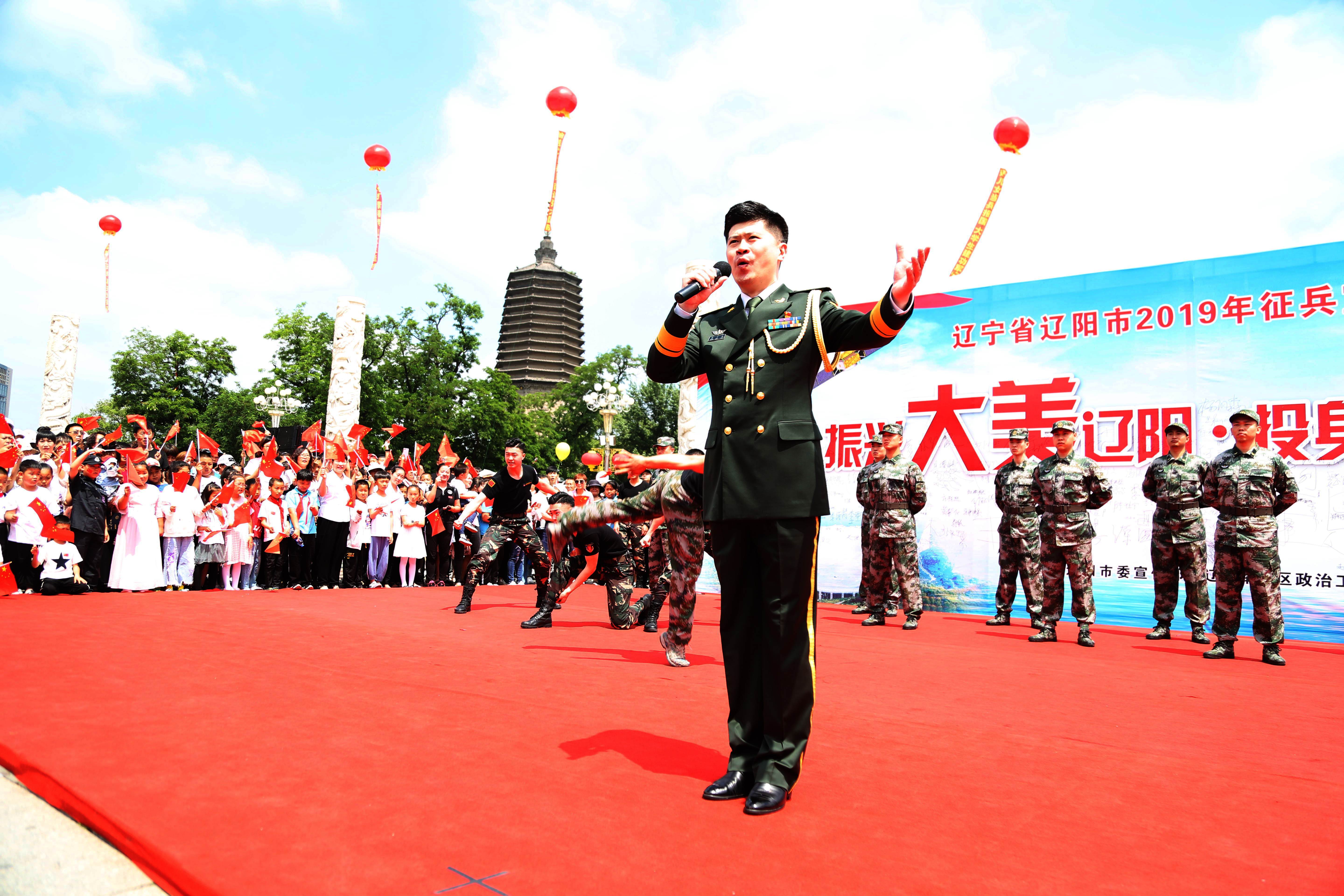 辽宁沈阳：广场“快闪”掀起参军热
