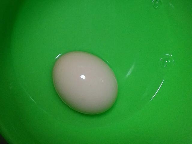 现在腌咸鸭蛋最合适，3步搞定，半个月就能吃，个个金黄起沙流油