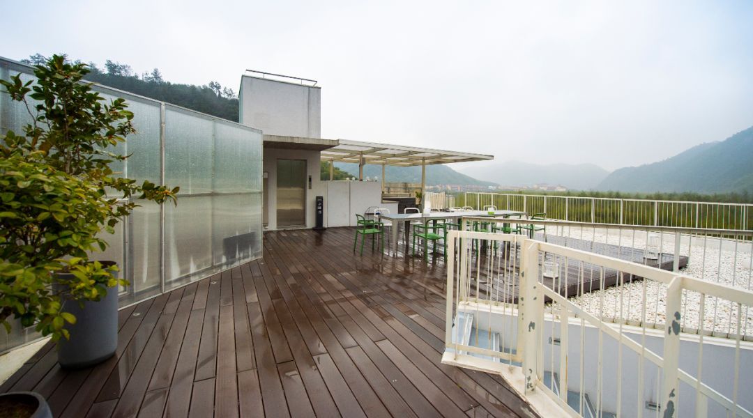 重回校园体验大学生,重回校园操场体验青春活力