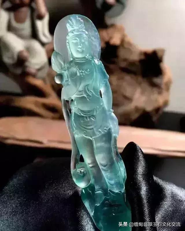 翡翠最简单的保养方法是用水泡吗,翡翠保养方法分享如何保养翡翠