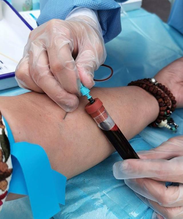 空腹抽血验激素前可以喝水吗,抽血前可以喝水吃药吗