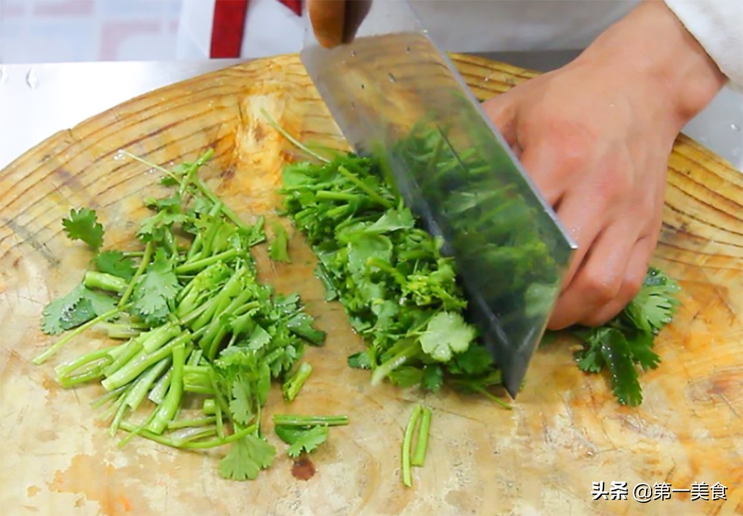 孜然羊肉要怎么做才不膻才好吃,孜然羊肉不滑油的做法