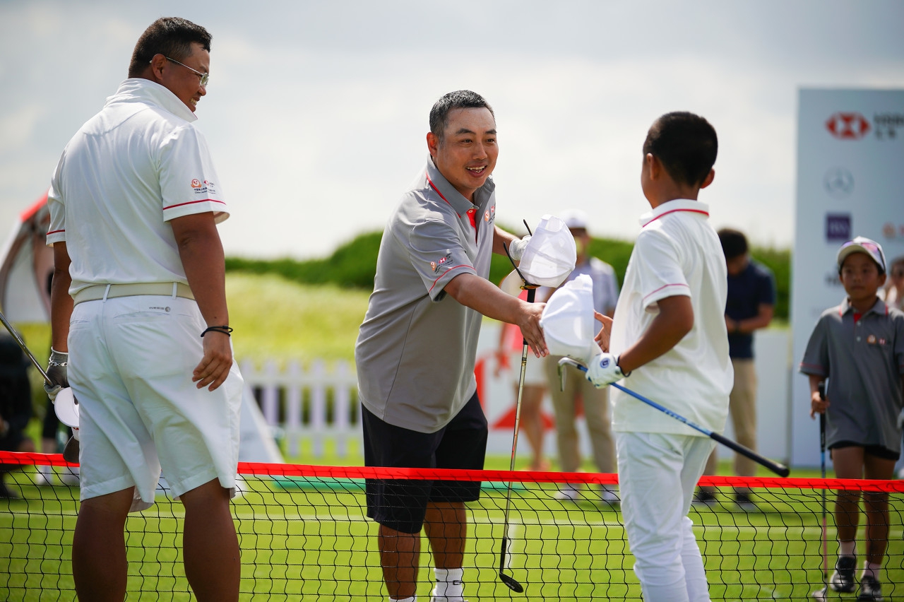 业余乒乓球能驾驭超级张本底板吗,业余乒乓球底板纯木和加碳选哪种