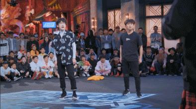 易烊千玺打游戏赢和输的状态,易烊千玺是演员歌手舞者原视频