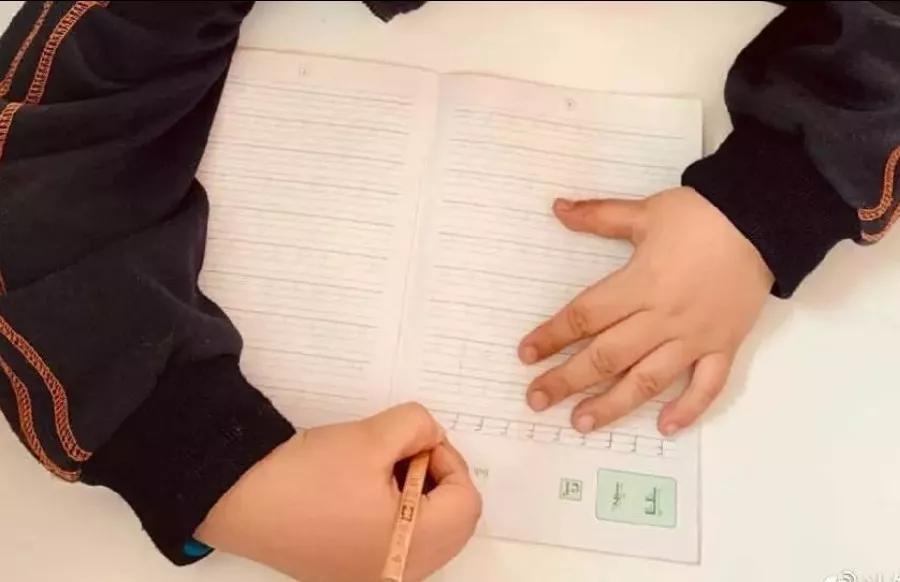 孩子写字勾手腕怎样纠正姿势,孩子勾手腕写字怎么纠正