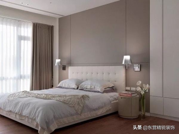 主卧背景墙护墙板装修效果图大全,100平方现代轻奢护墙板装修多少钱