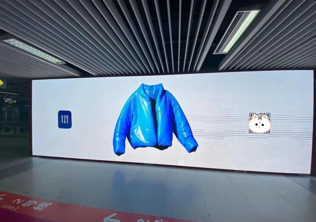 YEEZYXGAP销量惨淡，沦落至地跌打广告？网友：蓝色垃圾袋？