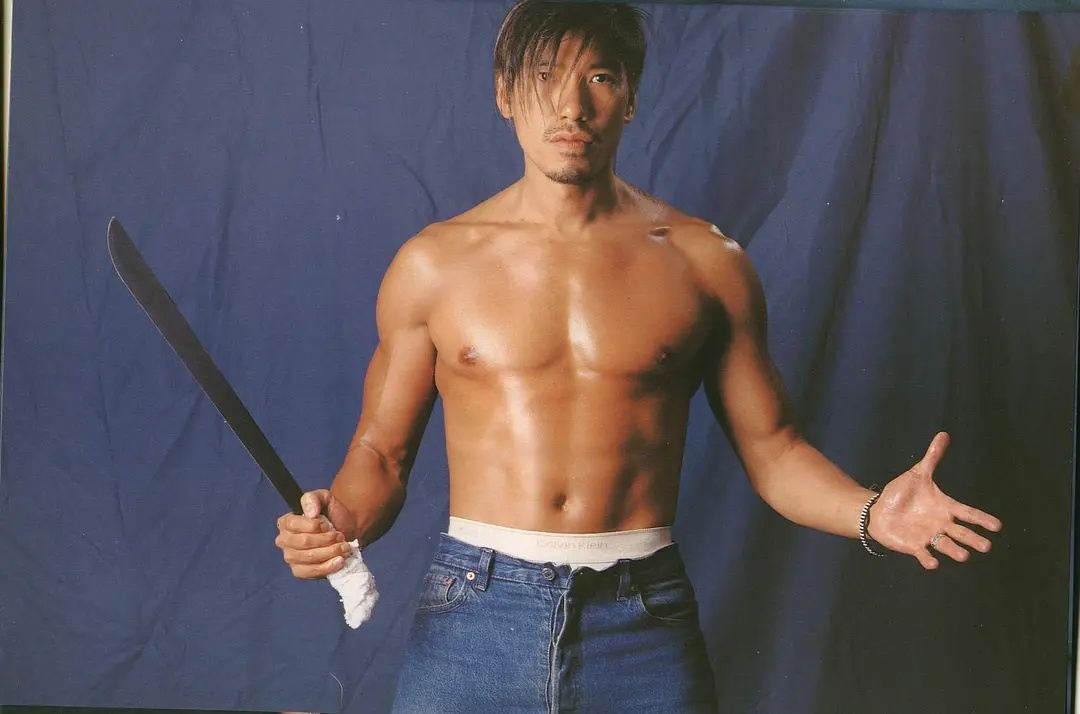 57岁张耀扬罕见亮相，满头白发沧桑太多，网友：乌鸦哥成老头了