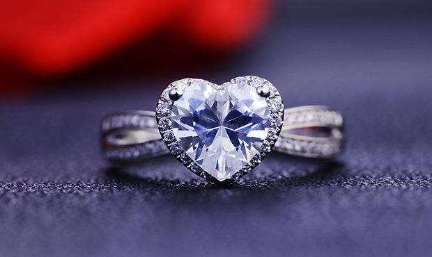 婚戒应该如何挑选？铂金婚戒好还是钻石婚戒好？为什么？