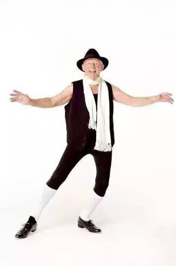 45岁健身身材犹如20岁少女,女子56岁健身如今身材惊艳