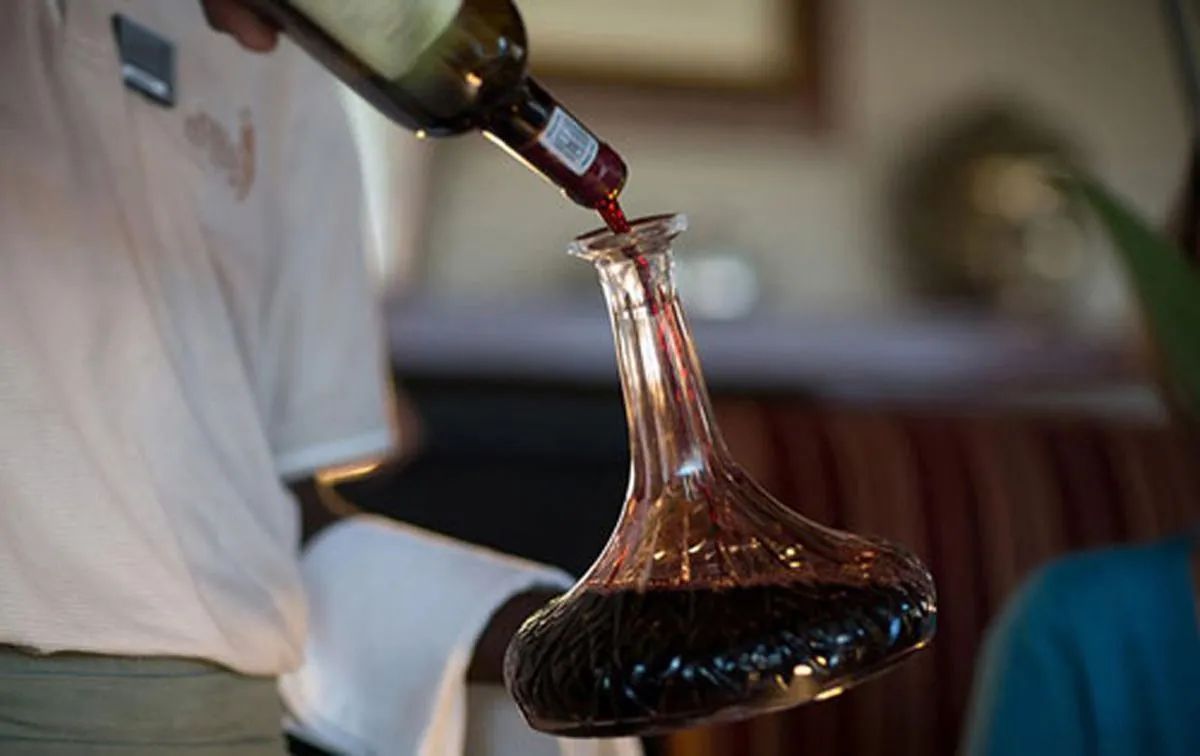葡萄酒哪些需要醒酒哪些不需要醒,葡萄酒的醒酒学问与技巧