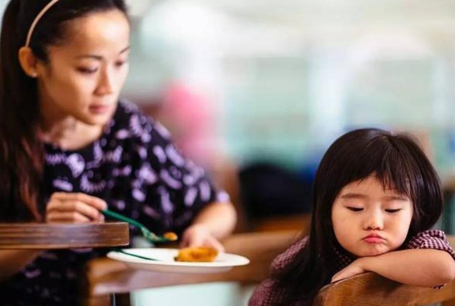 3种自杀式喂饭，正在让孩子患上厌食症，别以为是为他好