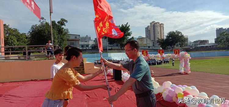 广西柳城中学“19扬帆起航圆梦2022”2019级高二升高三授旗仪式