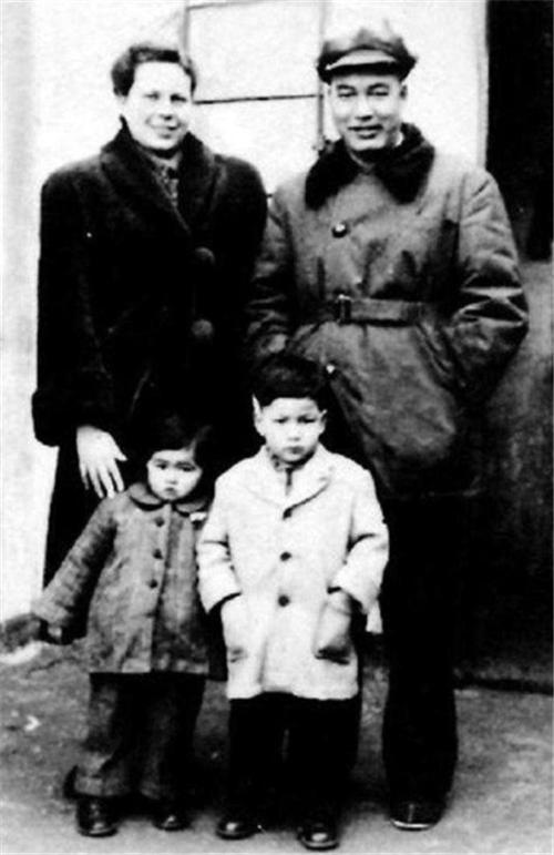 美国女子在中国当70年老师，总理特批绿卡，家里有面*旗国**不让人碰