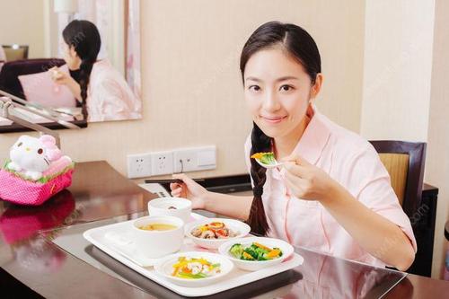 月子里饿了不吃会落下病根儿吗,坐月子吃什么比较好恢复