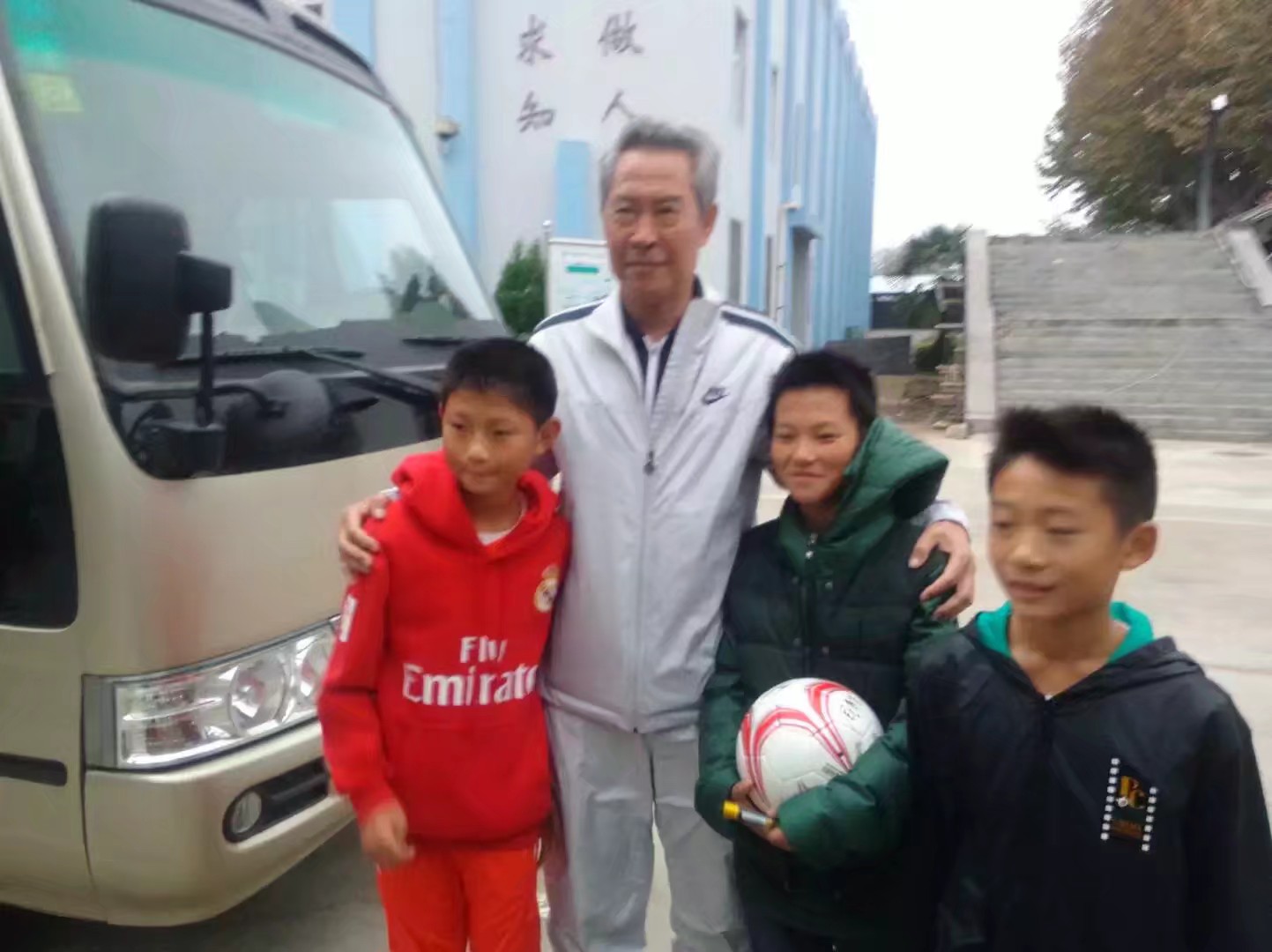 足球小伙踢球,足球小将盛源