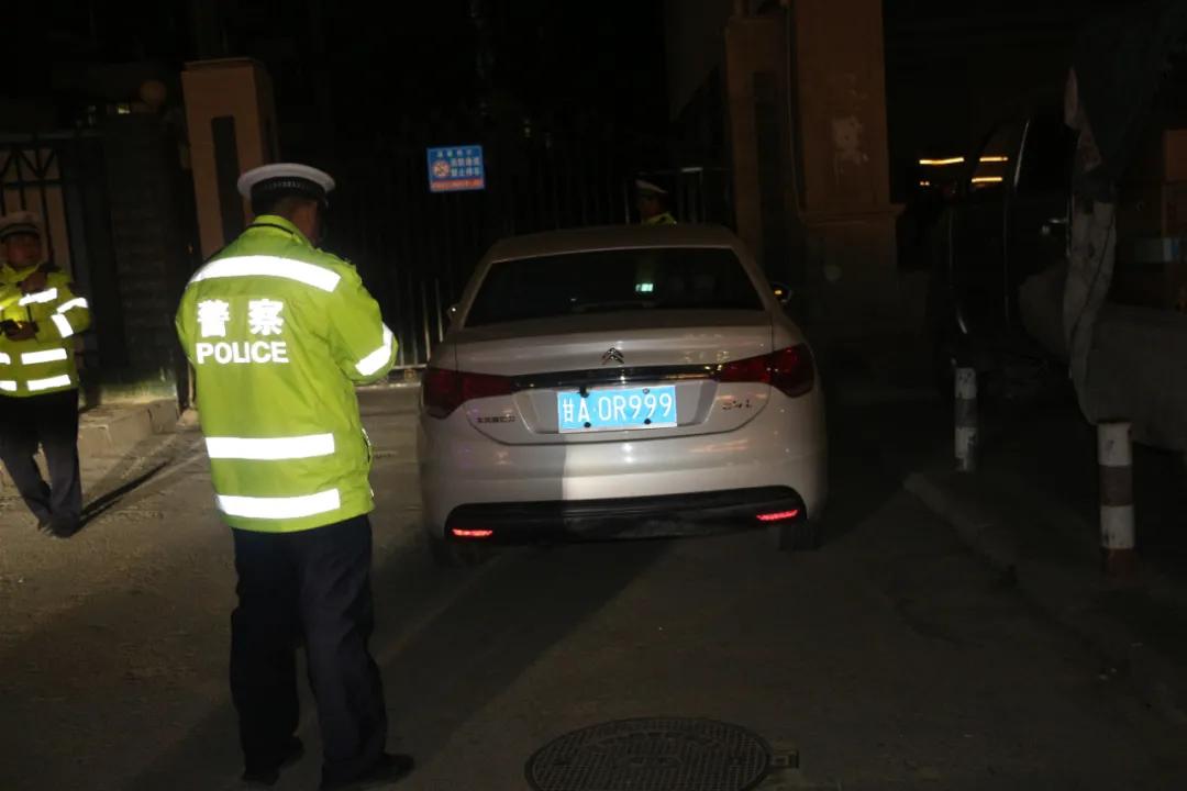 占用消防通道的车主应该怎么处罚,占用消防通道的私家车被拖走