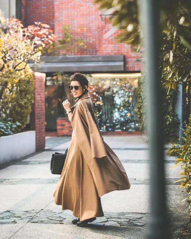 看这位45+日本博主的时尚穿搭，有一种由内而外散发的自信张扬