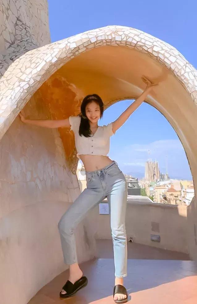 刘雯蕾丝服装,刘雯jennie