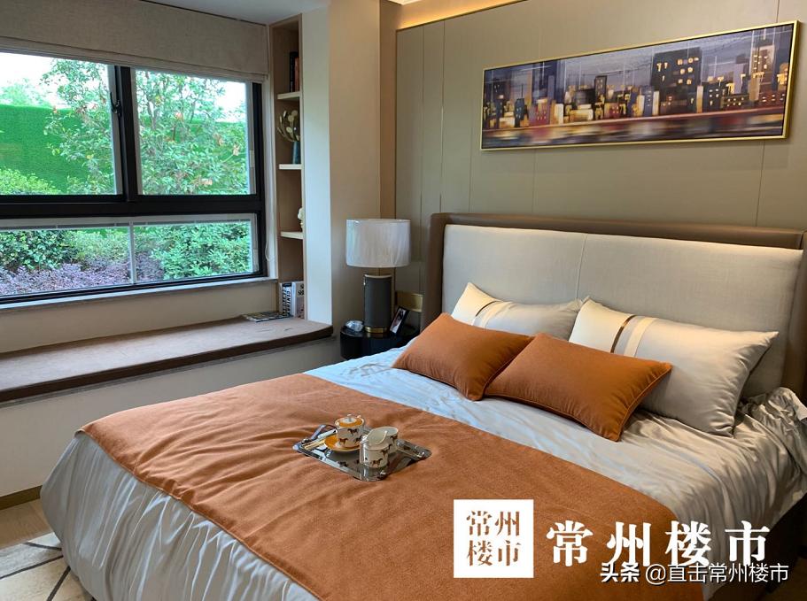 售楼处开盘千人排队,开盘人多冲进售楼部的视频