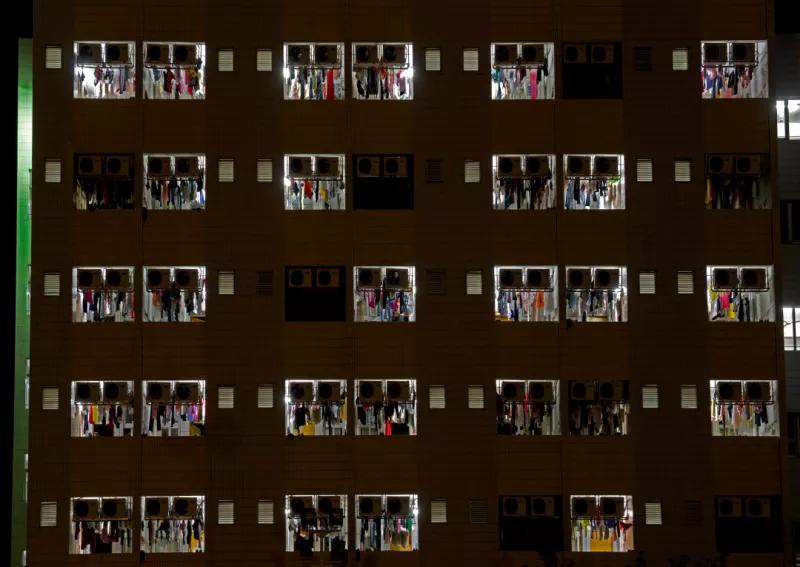 他用20年,拍下了流水线上的一代“打工人”