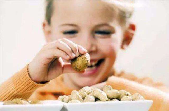 坚果营养高但不要这样给孩子吃,这3种坚果千万别碰没营养还伤身
