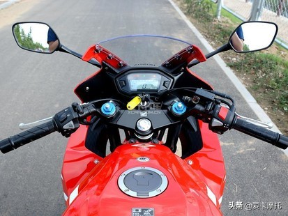 小姐姐骑着粉红色的仿赛摩托车,仿赛摩托车低座推荐