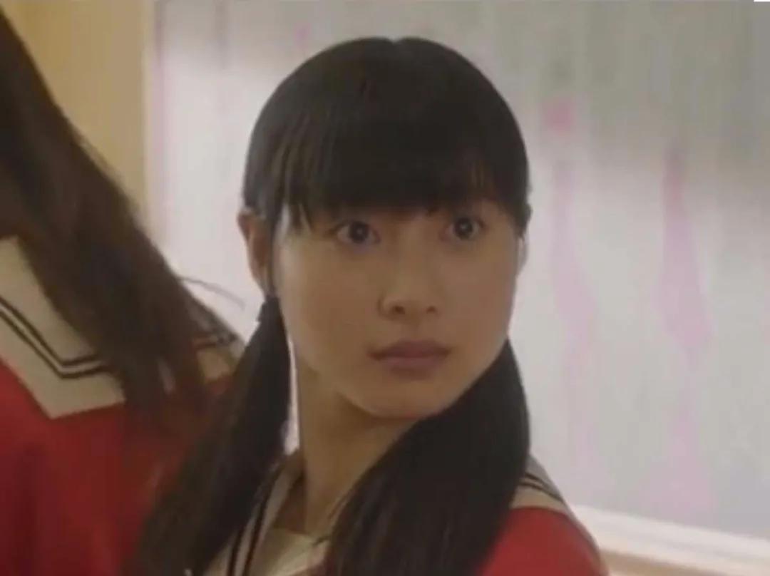 大脸发量少日常怎么化妆打扮,四十岁大脸微胖怎样打扮显年轻