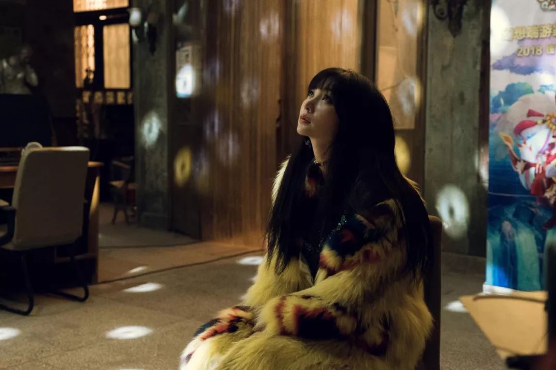 一个低胸性感女王,私底下想活得更严肃和朴素