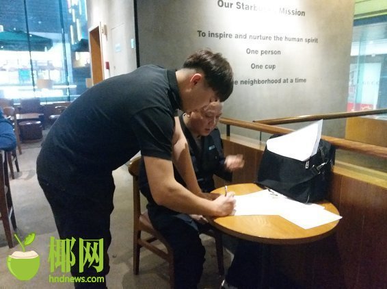 虫子“藏身”星巴克海口望海国际店可可粉中吓倒咖啡迷！