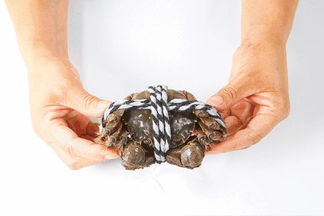 蒸蟹脚容易掉,海蟹蒸的时候黄漏了