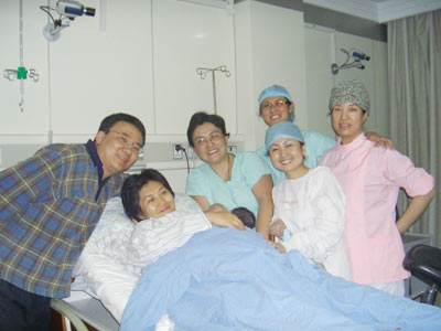 外国人水中分娩却一直生不出来,外国人在家水中分娩疼的大叫