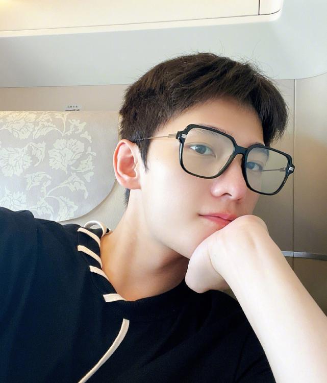 杨洋和迪丽热巴活动同台,你是我的荣耀庆功宴杨洋迪丽热巴