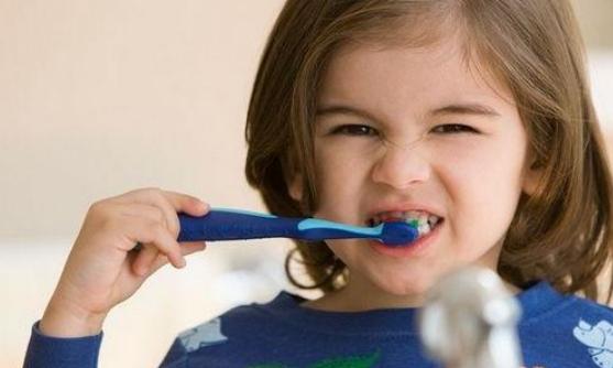 一刷牙就想呕吐是怎么回事,一刷牙就想干呕怎么回事