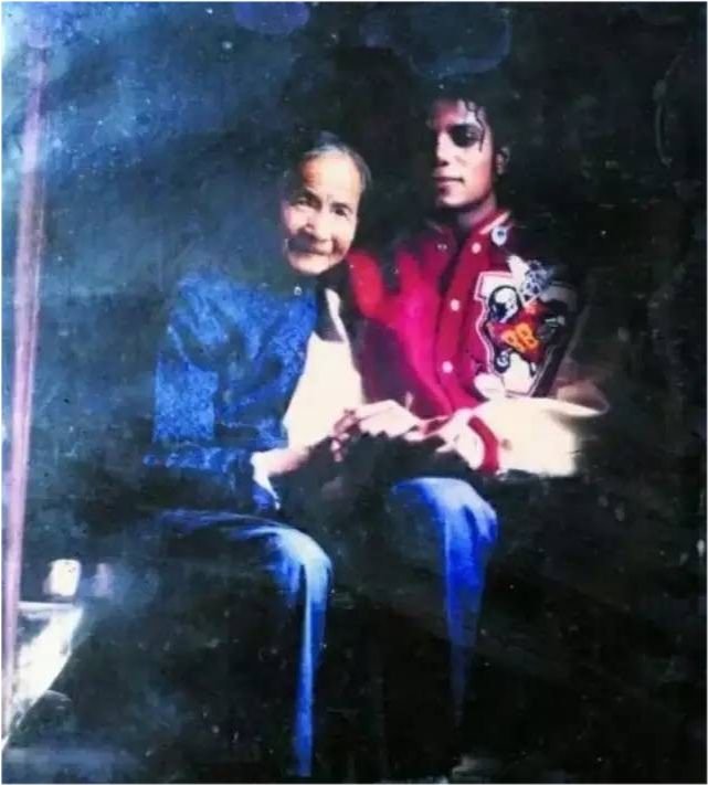 迈克尔杰克逊来中国的珍贵影像,迈克尔杰克逊离开时背后疑点