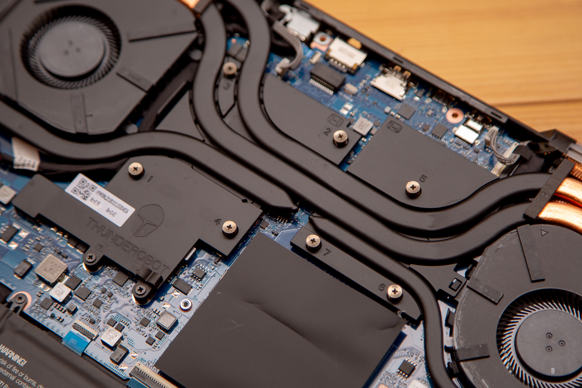 雷神zeror5800h和11800,雷神zero12700h3070ti测评