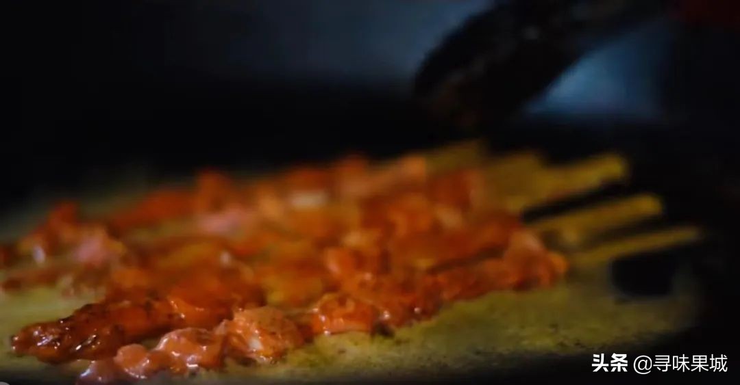 83岁老阿婆卖串串,成都70岁阿婆摆摊