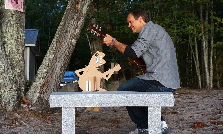 这个男人拍的漫画剪影，小孩看笑了，大人却哭了......